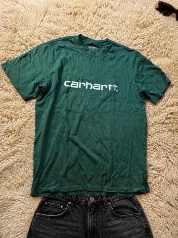 Camiseta por delante sobre la alfombra