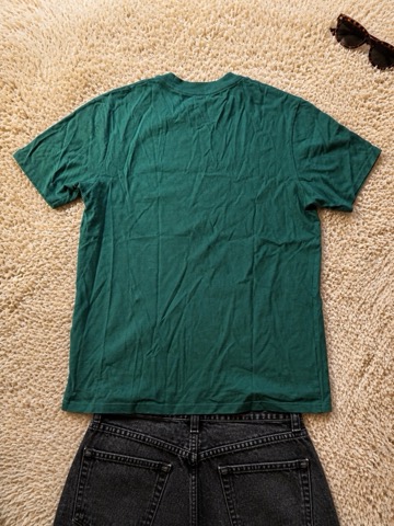 La camiseta por detrás