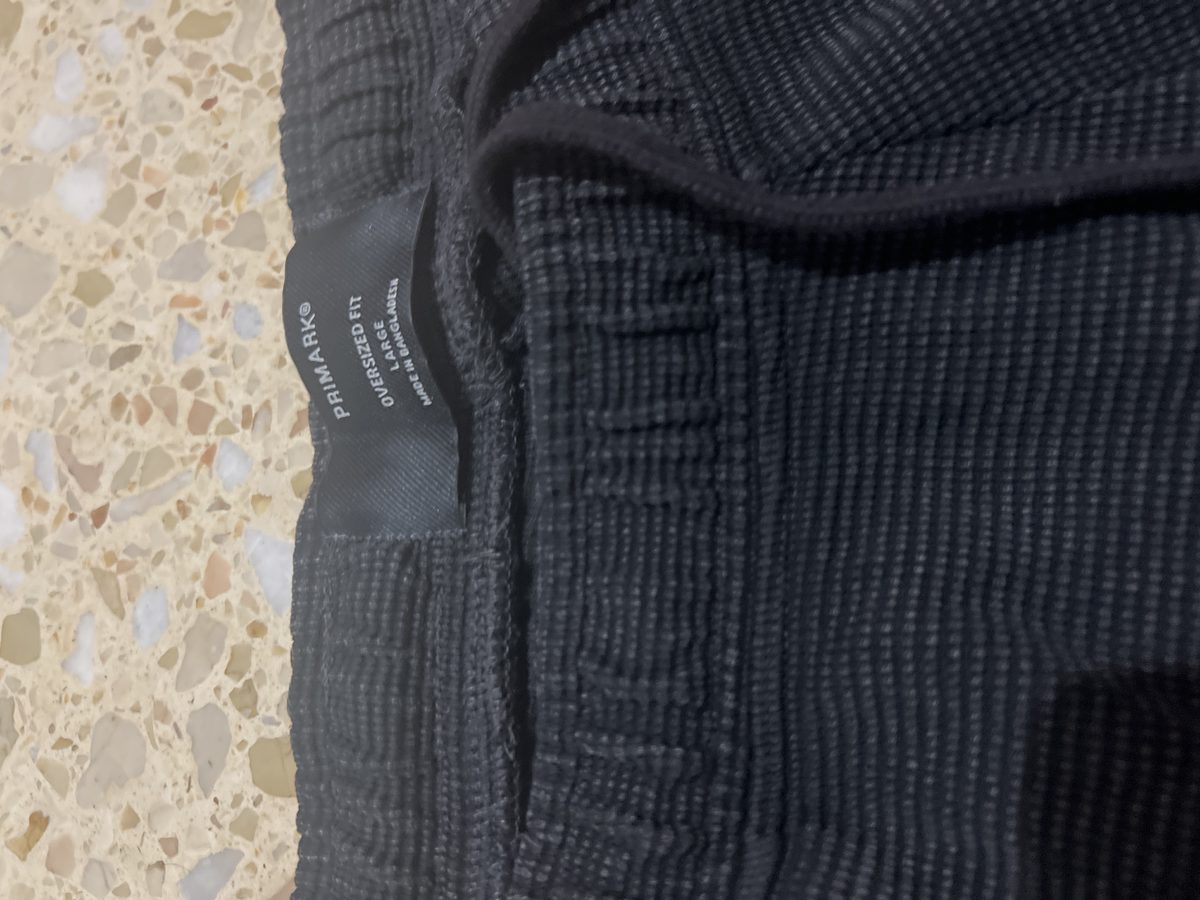 La etiqueta interior del pantalón: Primark, oversized fit, talla Large