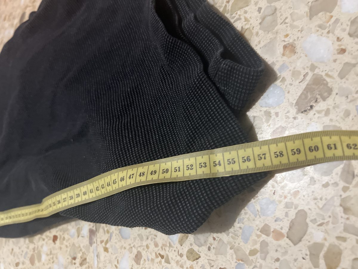 Una cinta métrica sobre el pantalón midiendo el ancho
