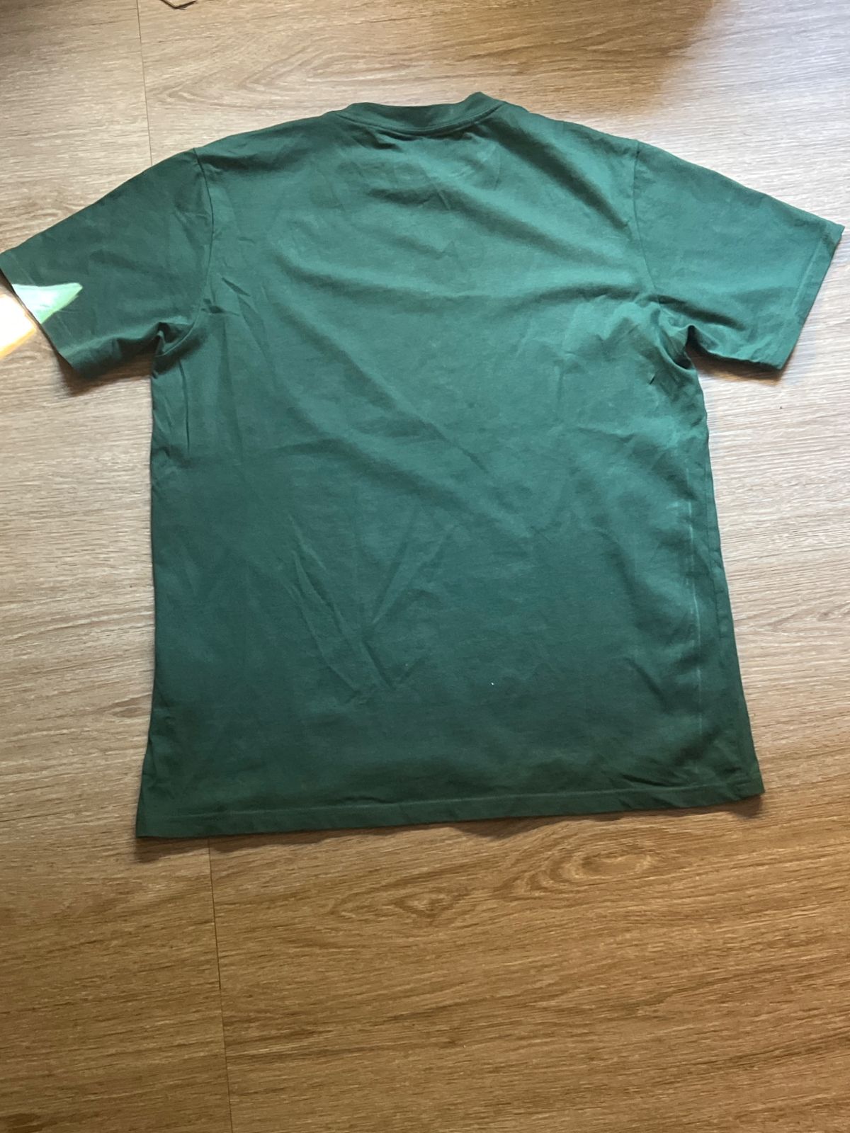 La misma camiseta verde Carhartt vista por detrás