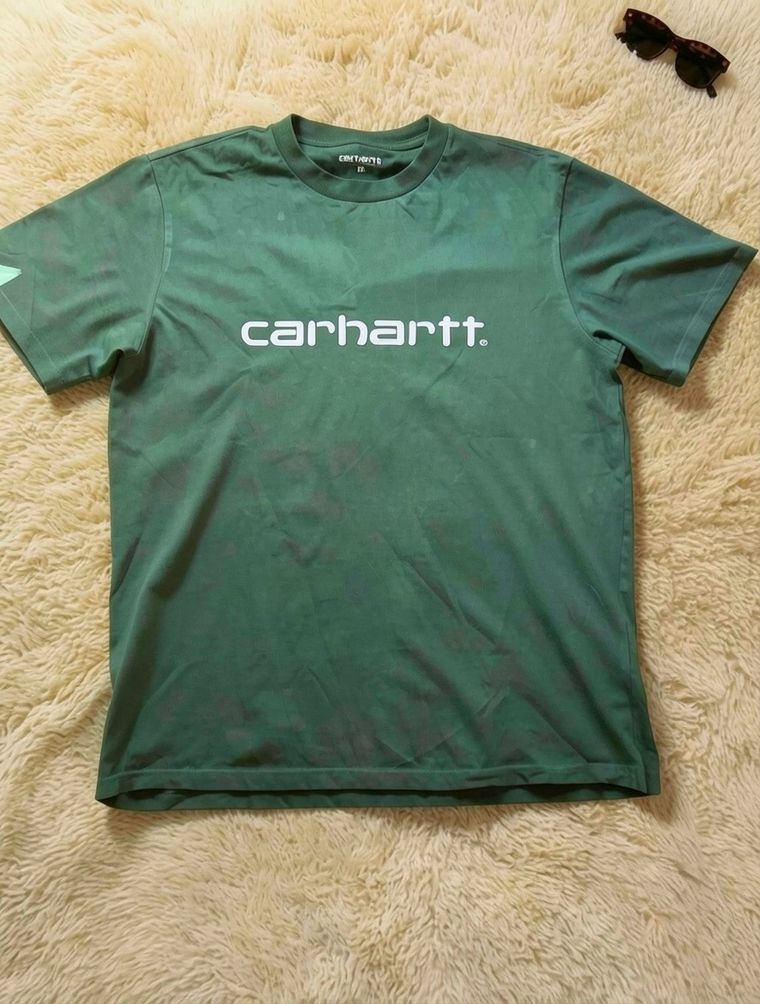 La misma camiseta y la misma alfombra, con la luz entrando desde un lado