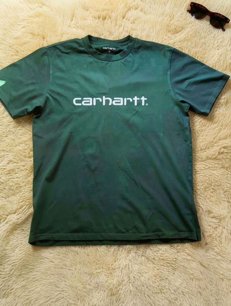 La misma camiseta y la misma alfombra, con una luz más fría y más marcada