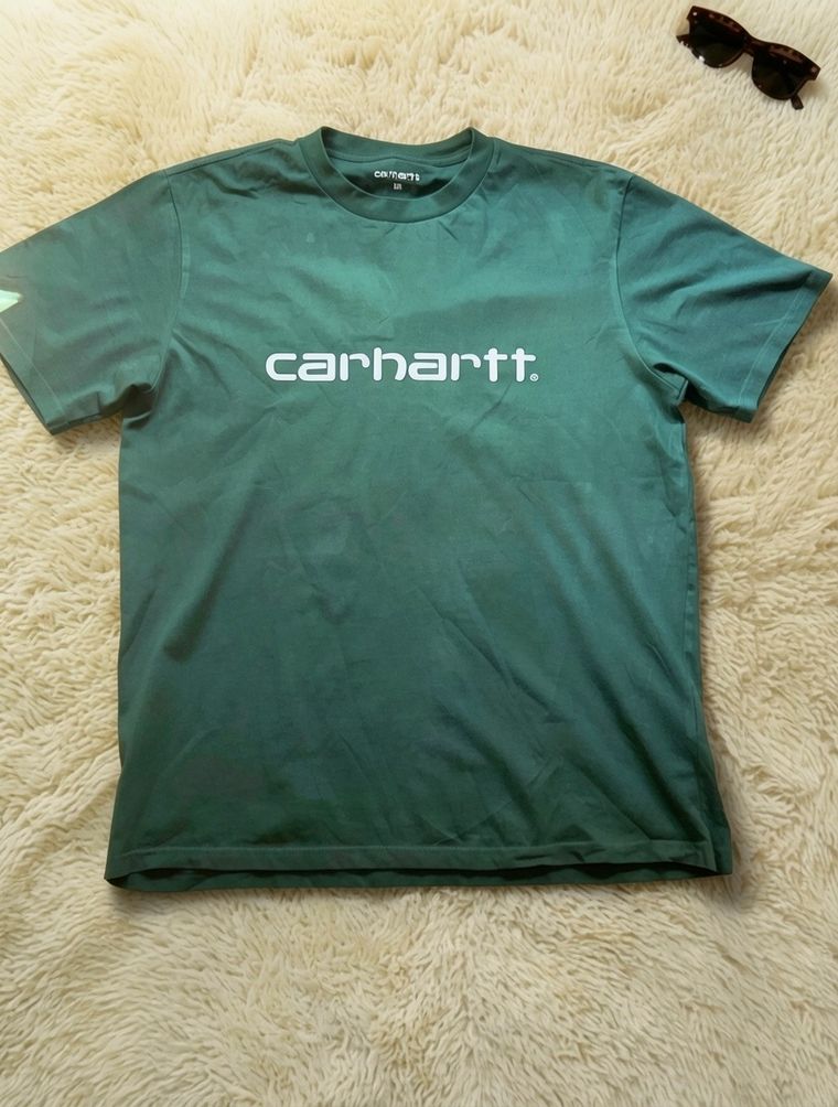 La misma camiseta y la misma alfombra, con una luz más abierta y plana